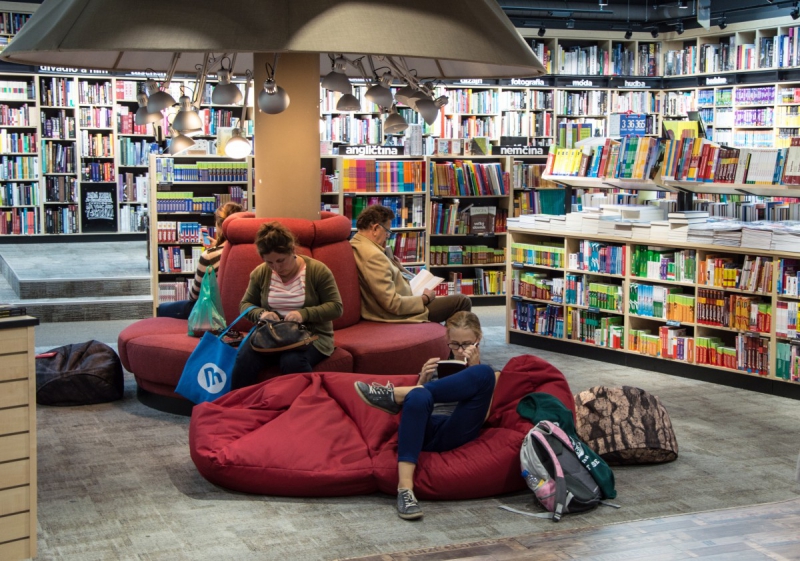 magasin-ST ANTONIN DU VAR-min_books_bookstore_book_reader_readers_reading_shop_sale_books-849006